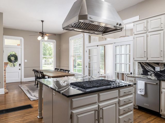 1220 W Lake DR, Taylor, TX 76574