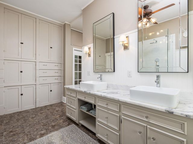 1220 W Lake DR, Taylor, TX 76574