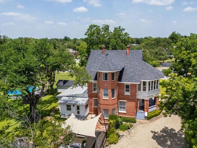 1220 W Lake DR, Taylor, TX 76574