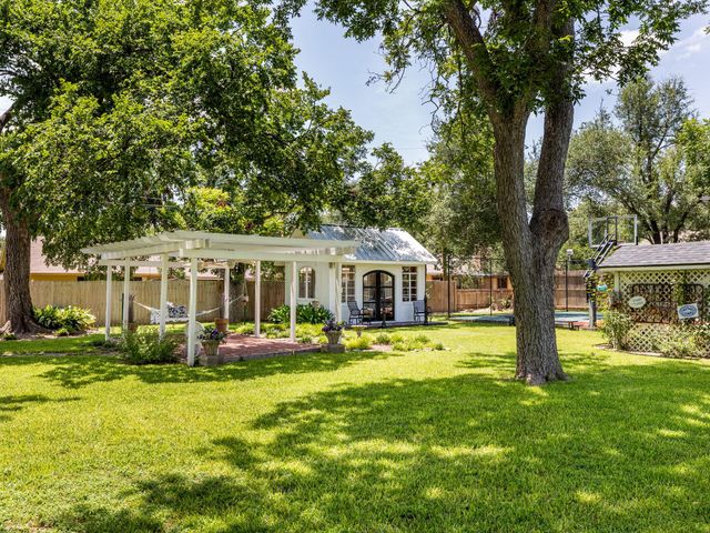 1220 W Lake DR, Taylor, TX 76574