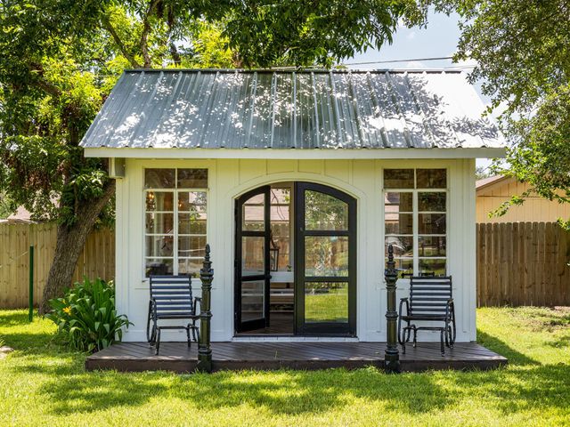 1220 W Lake DR, Taylor, TX 76574