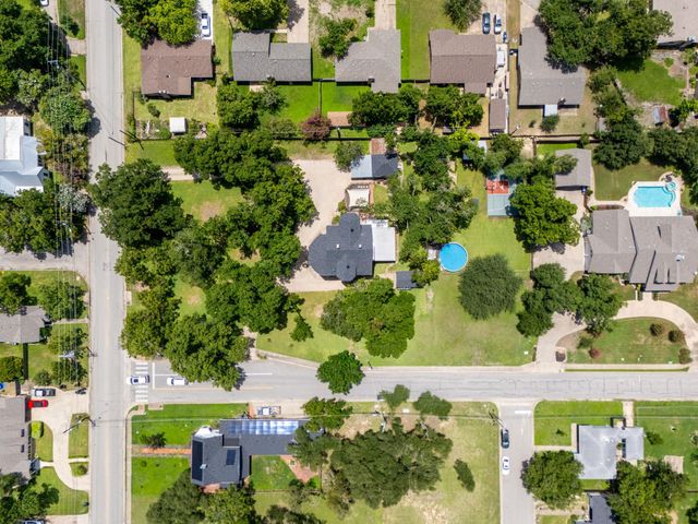 1220 W Lake DR, Taylor, TX 76574