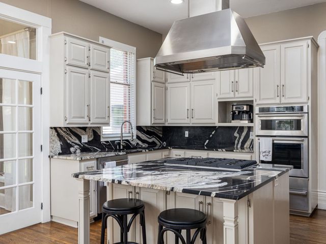1220 W Lake DR, Taylor, TX 76574