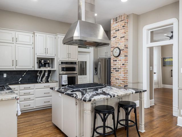 1220 W Lake DR, Taylor, TX 76574