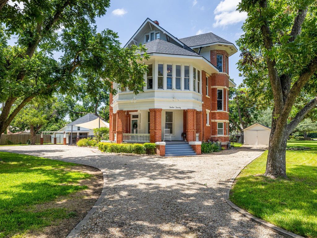 1220 W Lake DR, Taylor, TX 76574