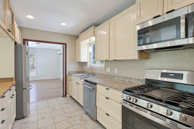 414 E HATHAWAY DR, San Antonio, TX 78209