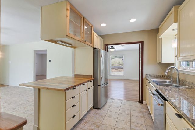 414 E HATHAWAY DR, San Antonio, TX 78209