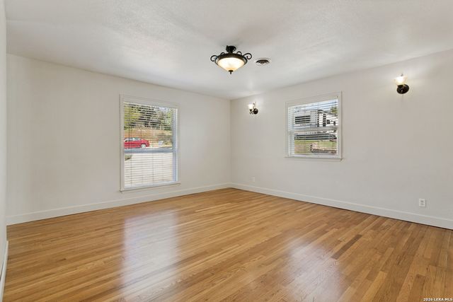 414 E HATHAWAY DR, San Antonio, TX 78209