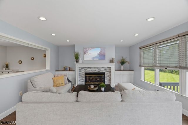 7 Aspen Dr, Hillsborough Twp., NJ 08844