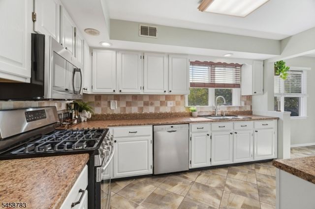 7 Aspen Dr, Hillsborough Twp., NJ 08844