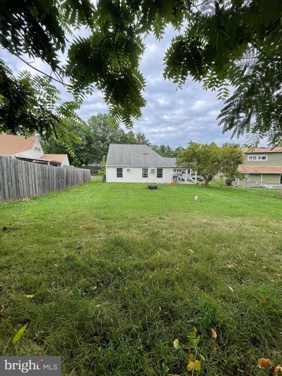 289 HOLLY DR, Levittown, PA 19055