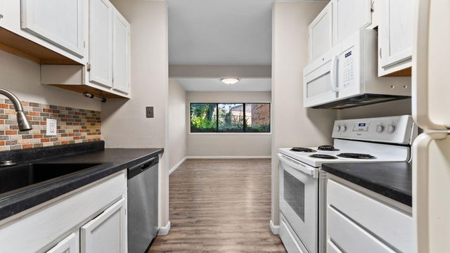 1225 S Maple Road 105, Ann Arbor, MI 48103