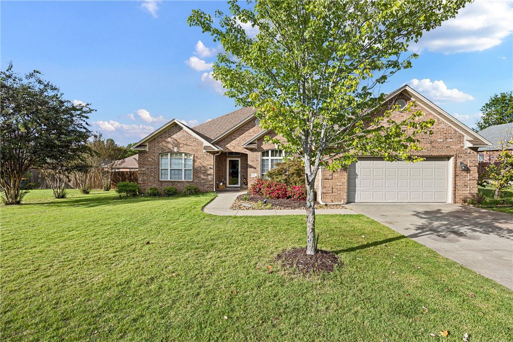 68 Larkspur Court, Russellville, AR 72802