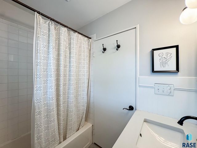 1711 N Wedgewood Rd Road, Sioux Falls, SD 57107