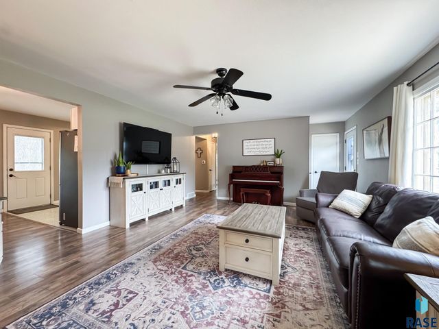 1711 N Wedgewood Rd Road, Sioux Falls, SD 57107