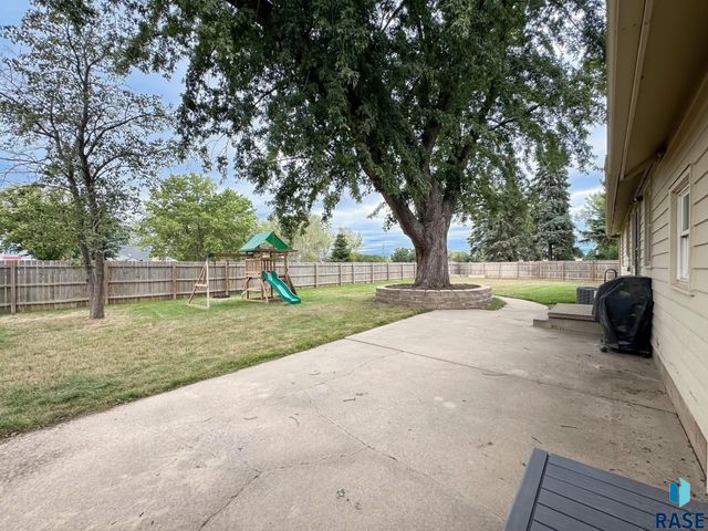 1711 N Wedgewood Rd Road, Sioux Falls, SD 57107