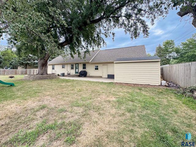 1711 N Wedgewood Rd Road, Sioux Falls, SD 57107