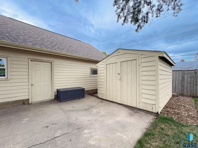 1711 N Wedgewood Rd Road, Sioux Falls, SD 57107
