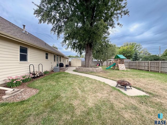 1711 N Wedgewood Rd Road, Sioux Falls, SD 57107