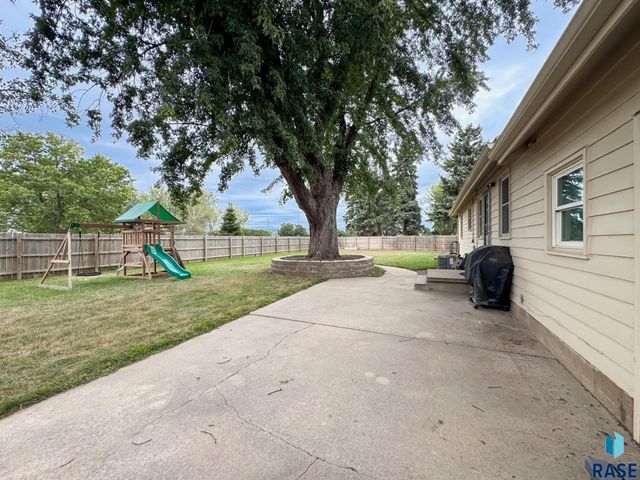 1711 N Wedgewood Rd Road, Sioux Falls, SD 57107