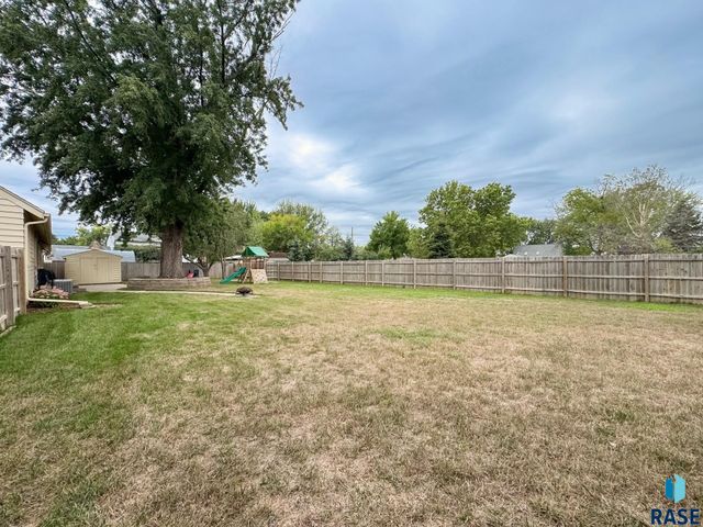 1711 N Wedgewood Rd Road, Sioux Falls, SD 57107