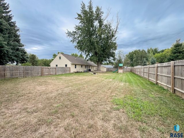 1711 N Wedgewood Rd Road, Sioux Falls, SD 57107