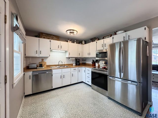 1711 N Wedgewood Rd Road, Sioux Falls, SD 57107