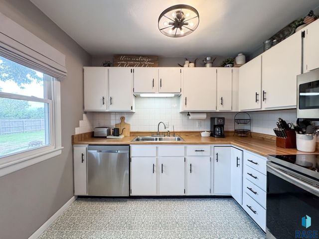 1711 N Wedgewood Rd Road, Sioux Falls, SD 57107