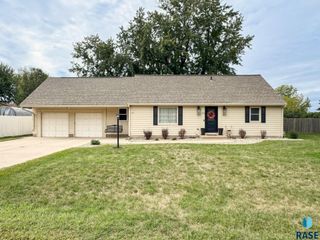 1711 N Wedgewood Rd Road, Sioux Falls, SD 57107