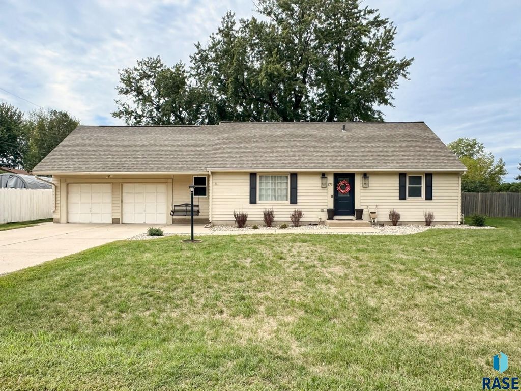 1711 N Wedgewood Rd Road, Sioux Falls, SD 57107