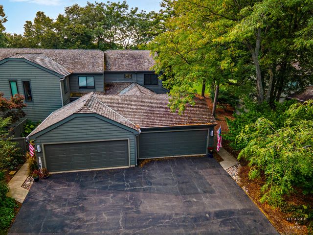 320 Oak Hill Road, Lake Barrington, IL 60010