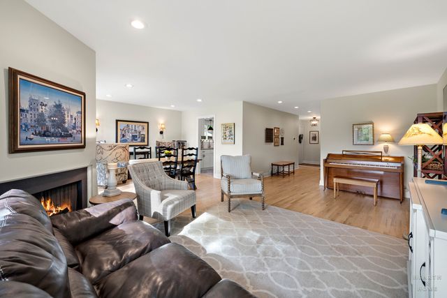 320 Oak Hill Road, Lake Barrington, IL 60010