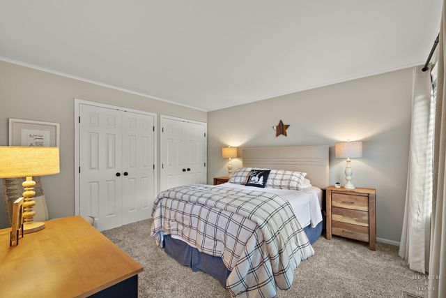 320 Oak Hill Road, Lake Barrington, IL 60010