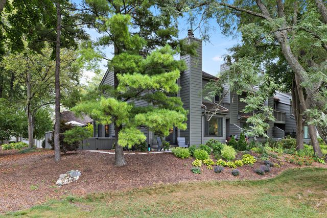 320 Oak Hill Road, Lake Barrington, IL 60010
