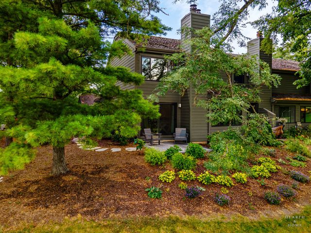 320 Oak Hill Road, Lake Barrington, IL 60010