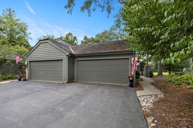 320 Oak Hill Road, Lake Barrington, IL 60010