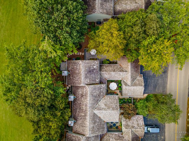 320 Oak Hill Road, Lake Barrington, IL 60010