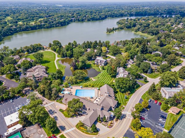 320 Oak Hill Road, Lake Barrington, IL 60010