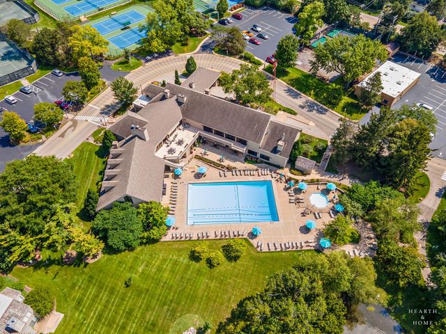 320 Oak Hill Road, Lake Barrington, IL 60010