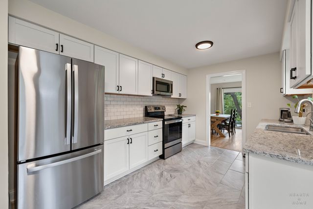 320 Oak Hill Road, Lake Barrington, IL 60010