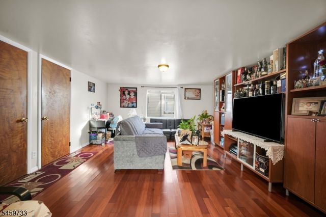 83 Pacific St, Newark City, NJ 07105