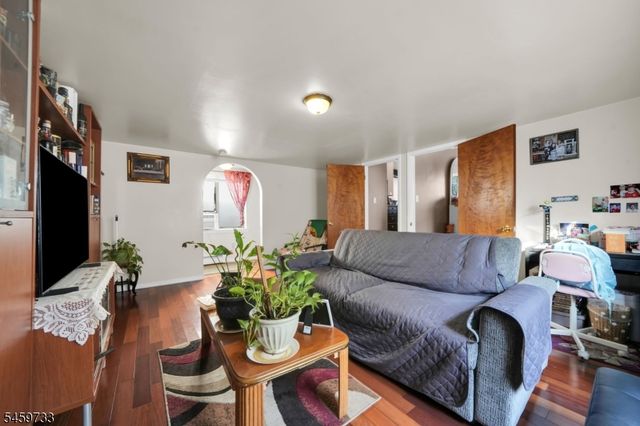 83 Pacific St, Newark City, NJ 07105
