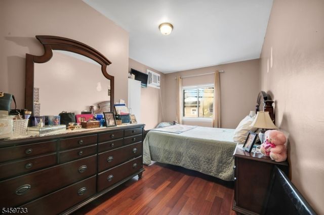 83 Pacific St, Newark City, NJ 07105