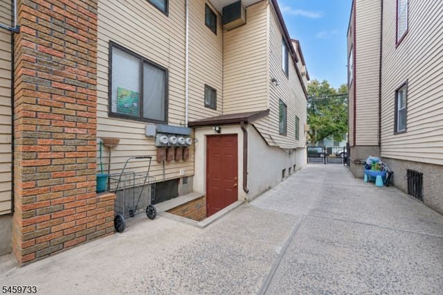 83 Pacific St, Newark City, NJ 07105