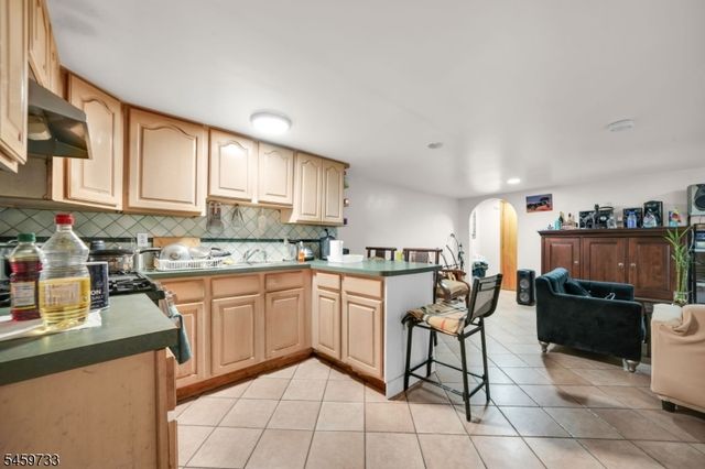83 Pacific St, Newark City, NJ 07105