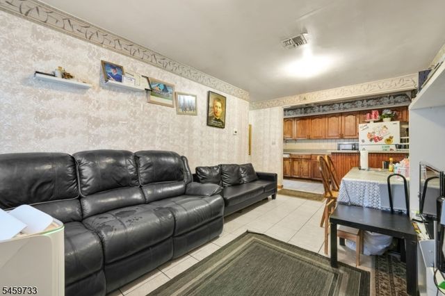 83 Pacific St, Newark City, NJ 07105