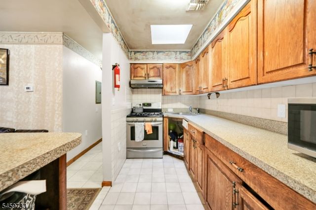 83 Pacific St, Newark City, NJ 07105