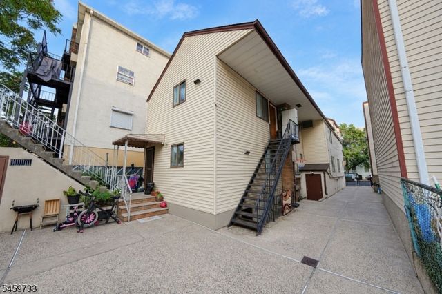 83 Pacific St, Newark City, NJ 07105