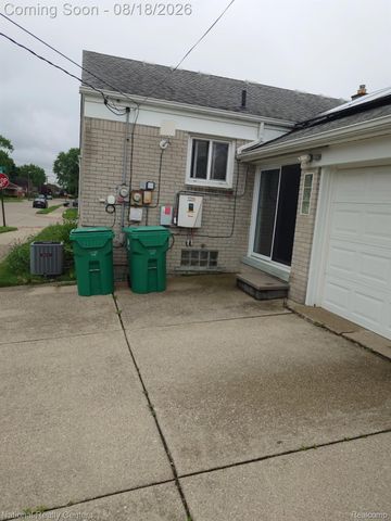 18131 Oak Avenue, Eastpointe, MI 48021