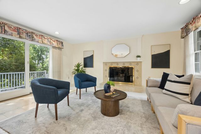 18 Lois Lane 18, Lexington, MA 02420